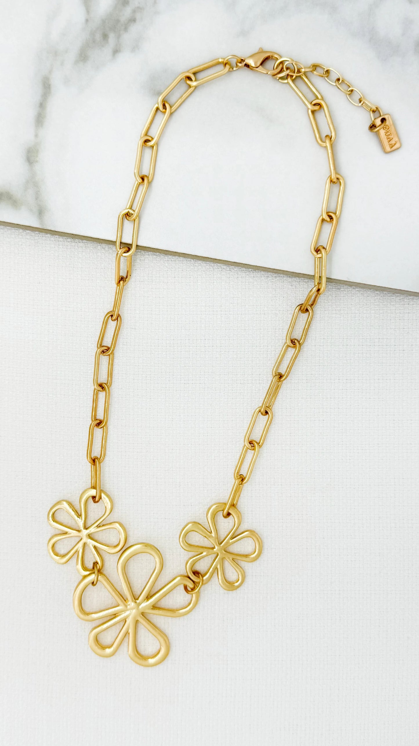 Envy Short gold chain link neclace with flower pedant