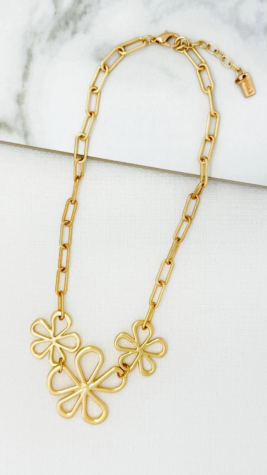 Envy Short gold chain link neclace with flower pedant