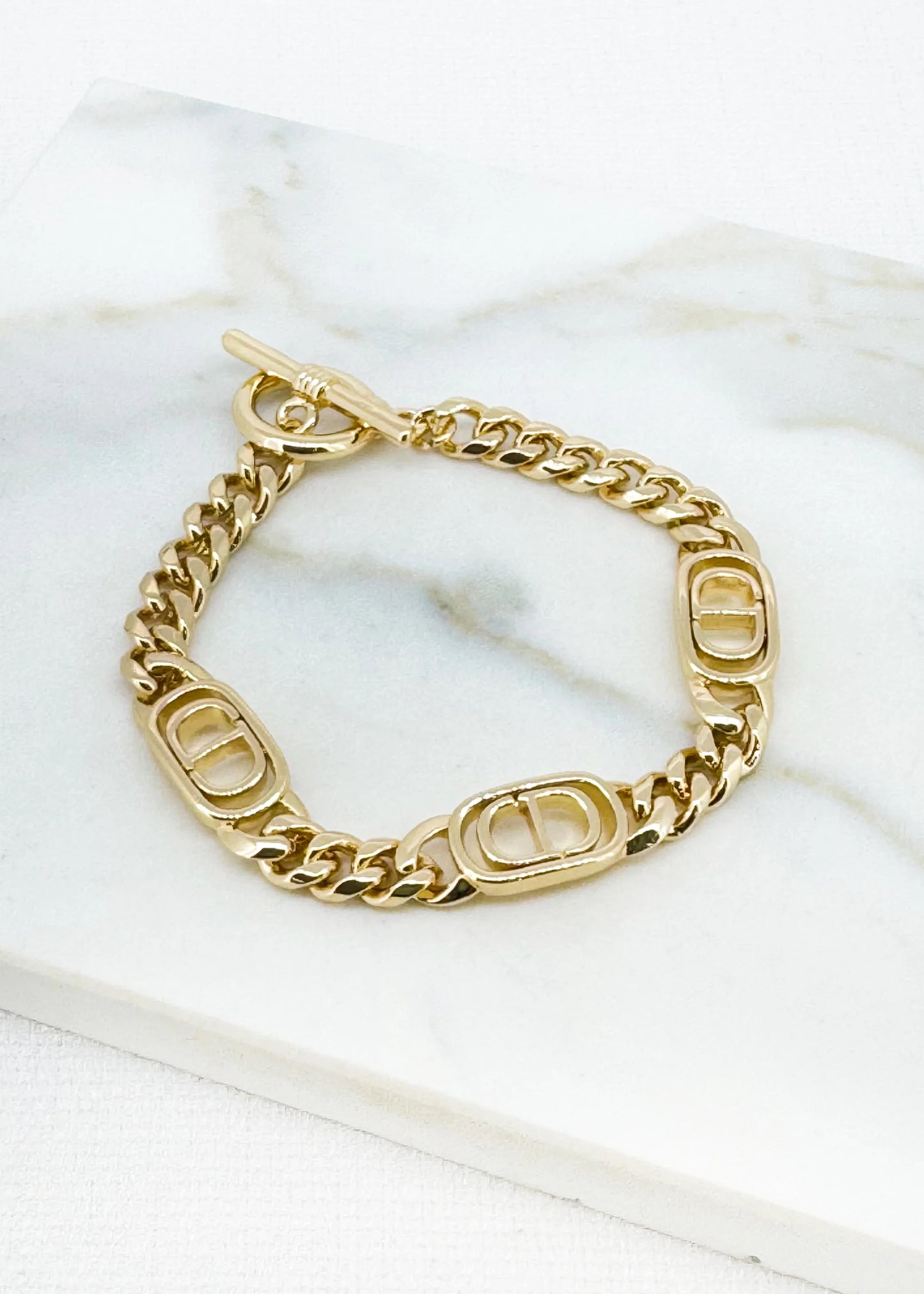 Envy Gold flat chain T-bar bracelet with link design