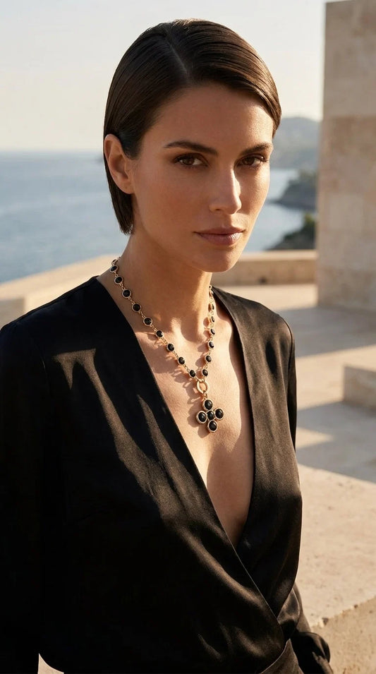 Envy Short black stone necklace with black clover pendant