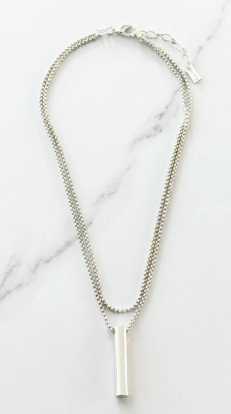 Envy Short silver double layered necklace with bar pendant