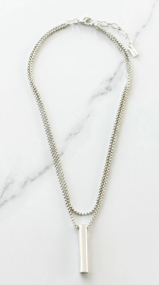 Envy Short silver double layered necklace with bar pendant