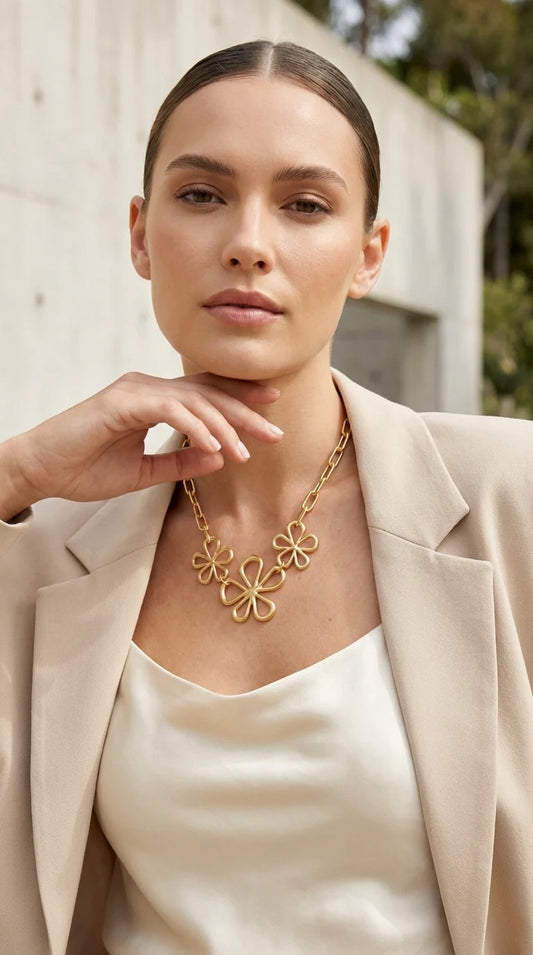 Envy Short gold chain link neclace with flower pedant