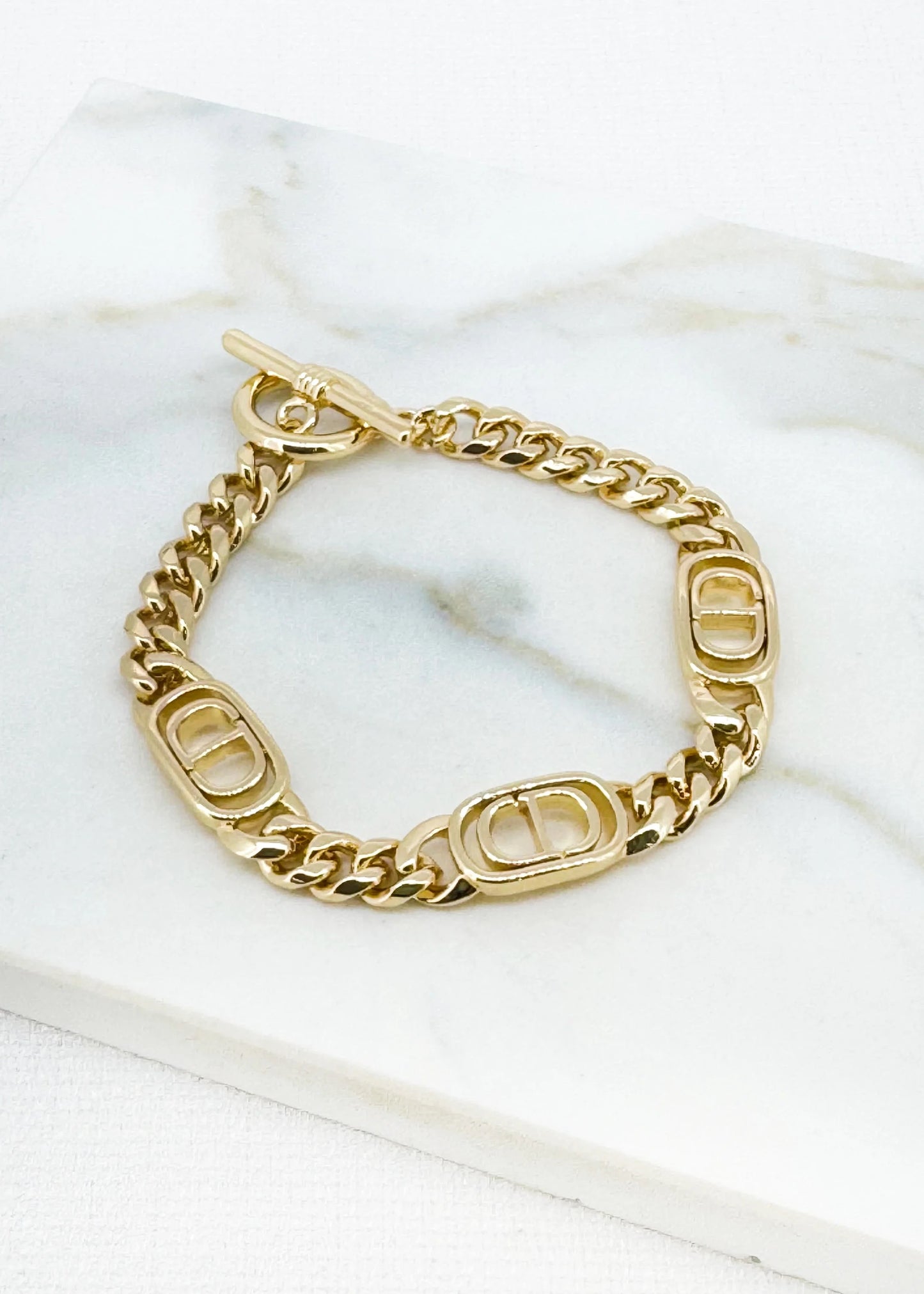 Envy Gold flat chain T-bar bracelet with link design