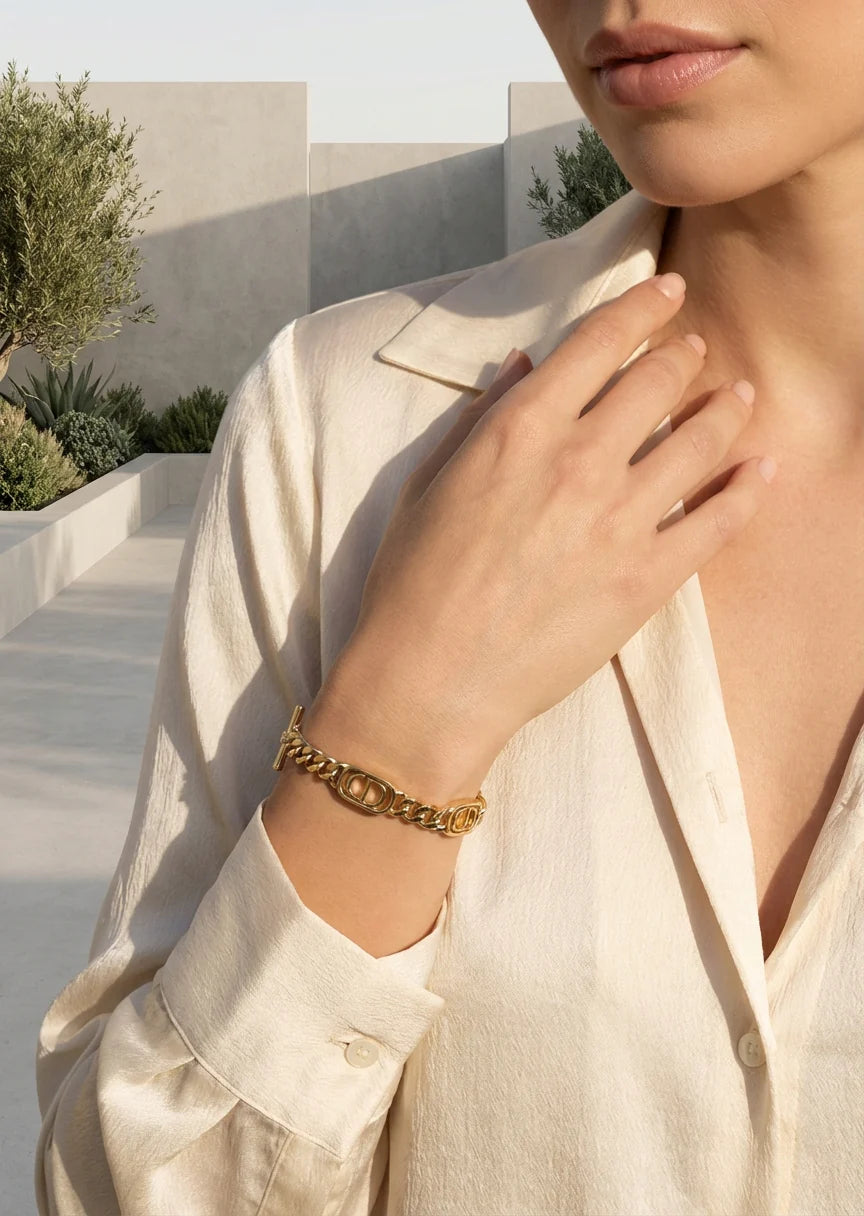 Envy Gold flat chain T-bar bracelet with link design